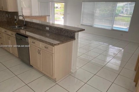 House in Plantation, Florida 4 bedrooms, 277.41 sq.m. № 2402507 - photo 14