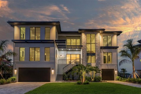 Casa en venta en Saint Petersburg, Florida, 5 dormitorios, 569.68 m2 № 1557785 - foto 1