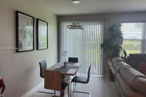House in West Palm Beach, Florida 3 bedrooms, 139.17 sq.m. № 1827595 - photo 11