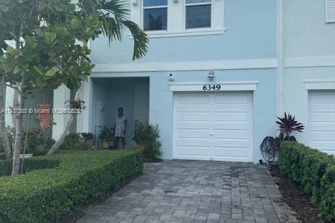 House in West Palm Beach, Florida 3 bedrooms, 139.17 sq.m. № 1827595 - photo 1