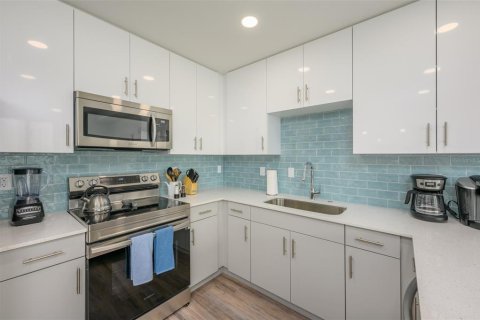 Снять в аренду кондоминиум в Сарасота, Флорида 4 комнаты, 89м2, № 1069425 - фото 13