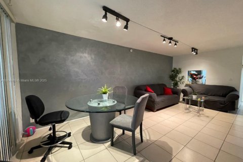 Condo in Tamarac, Florida, 1 bedroom  № 1739447 - photo 2