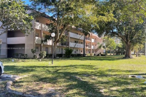 Condo in Tamarac, Florida, 1 bedroom  № 1739447 - photo 12