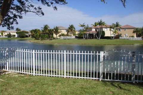 House in Cutler Bay, Florida 4 bedrooms, 205.78 sq.m. № 2028793 - photo 3