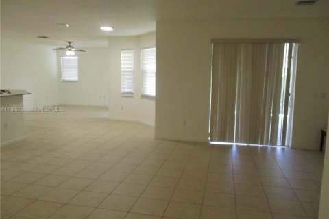 House in Cutler Bay, Florida 4 bedrooms, 205.78 sq.m. № 2028793 - photo 17