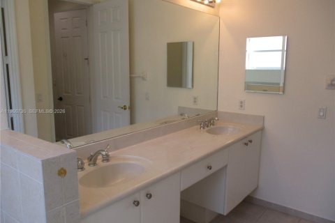 House in Cutler Bay, Florida 4 bedrooms, 205.78 sq.m. № 2028793 - photo 8