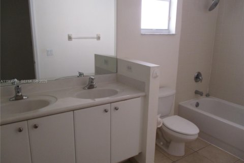 House in Cutler Bay, Florida 4 bedrooms, 205.78 sq.m. № 2028793 - photo 10