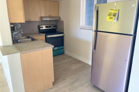 Снять в аренду виллу или дом в Норт-Майами-Бич, Флорида 1 спальня, 69.68м2, № 1970824 - фото 2