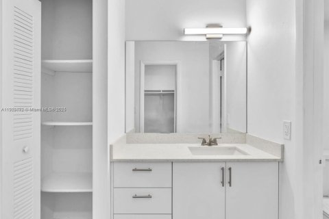 Снять в аренду виллу или дом в Норт-Майами-Бич, Флорида 1 спальня, 69.68м2, № 1970824 - фото 9
