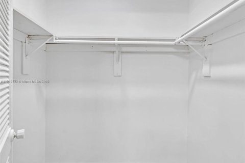 Снять в аренду виллу или дом в Норт-Майами-Бич, Флорида 1 спальня, 69.68м2, № 1970824 - фото 8