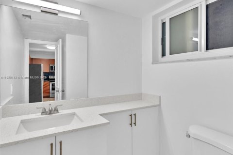 Снять в аренду виллу или дом в Норт-Майами-Бич, Флорида 1 спальня, 69.68м2, № 1970824 - фото 10