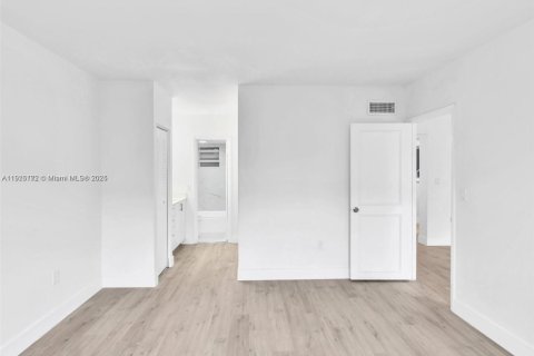 Снять в аренду виллу или дом в Норт-Майами-Бич, Флорида 1 спальня, 69.68м2, № 1970824 - фото 5