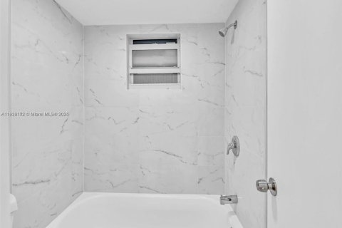 Снять в аренду виллу или дом в Норт-Майами-Бич, Флорида 1 спальня, 69.68м2, № 1970824 - фото 6