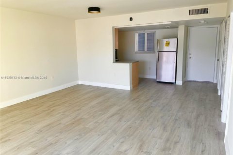 Снять в аренду виллу или дом в Норт-Майами-Бич, Флорида 1 спальня, 69.68м2, № 1970824 - фото 3