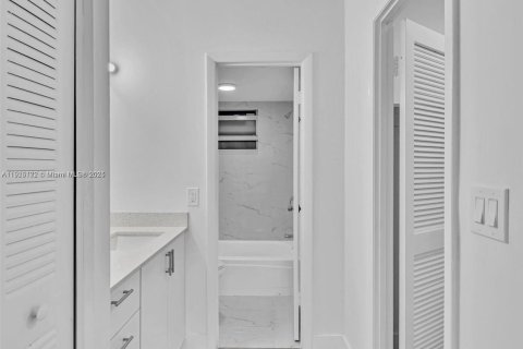 Снять в аренду виллу или дом в Норт-Майами-Бич, Флорида 1 спальня, 69.68м2, № 1970824 - фото 7