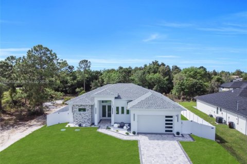 House in Lehigh Acres, Florida 3 bedrooms № 2069317