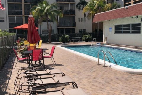 Condominio en venta en Hallandale Beach, Florida, 1 dormitorio, 58.06 m2 № 2036582 - foto 14