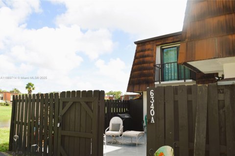 Adosado en venta en Greenacres, Florida, 2 dormitorios, 116.31 m2 № 1944826 - foto 1