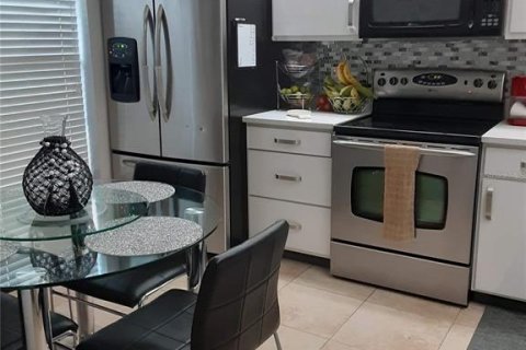 House in Orlando, Florida 3 bedrooms, 108.05 sq.m. № 2201891 - photo 6