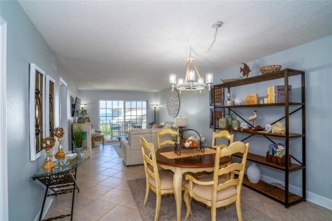 Condo in Indian Rocks Beach, Florida, 2 bedrooms  № 2212659 - photo 12
