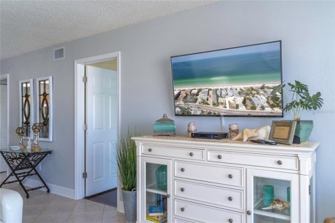 Condo in Indian Rocks Beach, Florida, 2 bedrooms  № 2212659 - photo 19