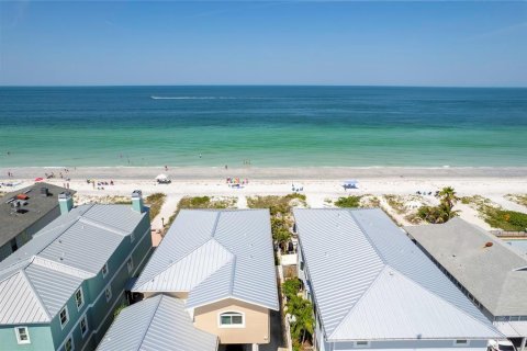 Condo in Indian Rocks Beach, Florida, 2 bedrooms  № 2212659 - photo 29