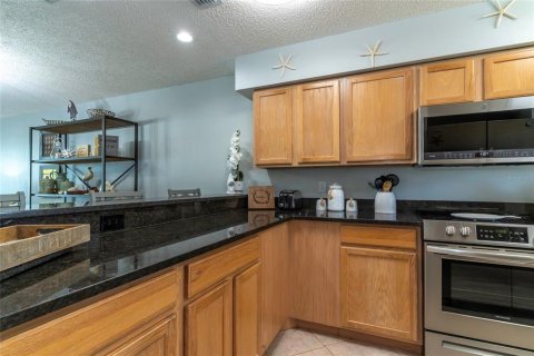 Condo in Indian Rocks Beach, Florida, 2 bedrooms  № 2212659 - photo 8
