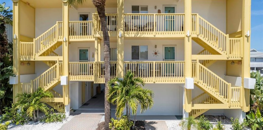 Condo in Indian Rocks Beach, Florida, 2 bedrooms  № 2212659
