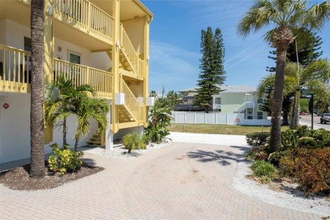 Condo in Indian Rocks Beach, Florida, 2 bedrooms  № 2212659 - photo 20