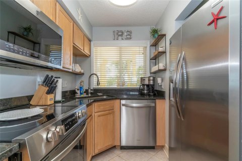 Condo in Indian Rocks Beach, Florida, 2 bedrooms  № 2212659 - photo 9