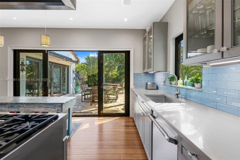 House in Fort Lauderdale, Florida 5 bedrooms, 283.91 sq.m. № 2012256 - photo 21