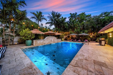 House in Fort Lauderdale, Florida 5 bedrooms, 283.91 sq.m. № 2012256 - photo 11