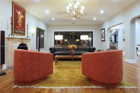 House in Fort Lauderdale, Florida 5 bedrooms, 283.91 sq.m. № 2012256 - photo 27