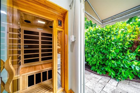 House in Fort Lauderdale, Florida 5 bedrooms, 283.91 sq.m. № 2012256 - photo 17