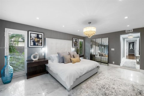 House in Fort Lauderdale, Florida 5 bedrooms, 283.91 sq.m. № 2012256 - photo 29