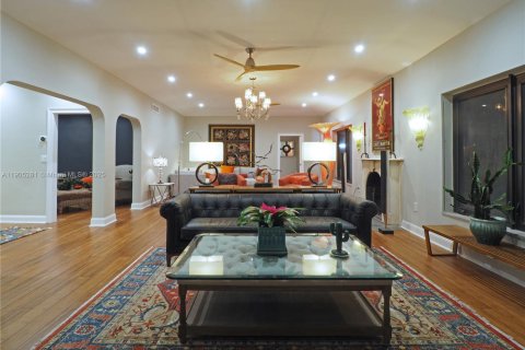 House in Fort Lauderdale, Florida 5 bedrooms, 283.91 sq.m. № 2012256 - photo 25