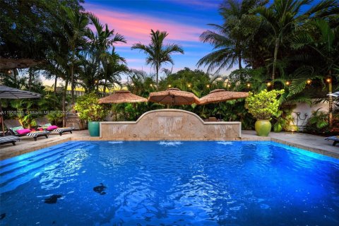 House in Fort Lauderdale, Florida 5 bedrooms, 283.91 sq.m. № 2012256 - photo 12