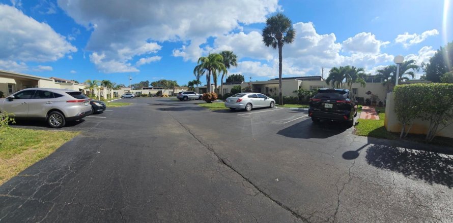 Condo in Palm Springs, Florida, 2 bedrooms  № 1017031