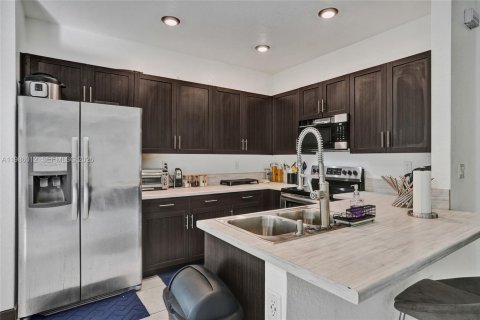 Купить таунхаус в Майами, Флорида 4 спальни, 178.37м2, № 2051124 - фото 21