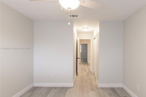 Снять в аренду таунхаус в Майами, Флорида 3 спальни, 134.8м2, № 1956966 - фото 26