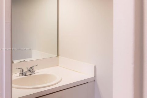 Снять в аренду таунхаус в Майами, Флорида 3 спальни, 134.8м2, № 1956966 - фото 6