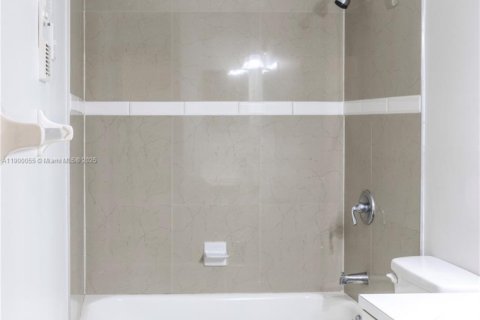 Снять в аренду таунхаус в Майами, Флорида 3 спальни, 134.8м2, № 1956966 - фото 20