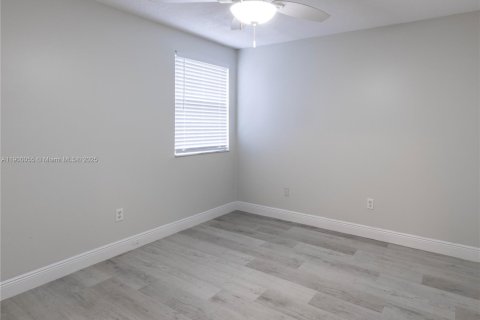 Снять в аренду таунхаус в Майами, Флорида 3 спальни, 134.8м2, № 1956966 - фото 21