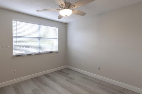 Снять в аренду таунхаус в Майами, Флорида 3 спальни, 134.8м2, № 1956966 - фото 24