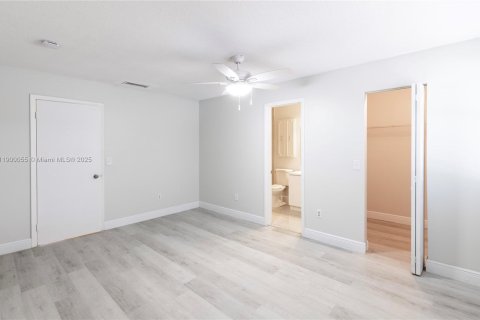 Снять в аренду таунхаус в Майами, Флорида 3 спальни, 134.8м2, № 1956966 - фото 15