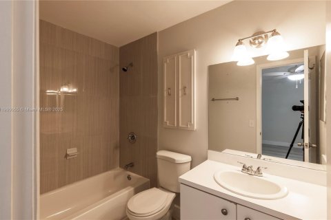 Снять в аренду таунхаус в Майами, Флорида 3 спальни, 134.8м2, № 1956966 - фото 17