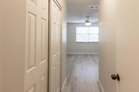 Снять в аренду таунхаус в Майами, Флорида 3 спальни, 134.8м2, № 1956966 - фото 23