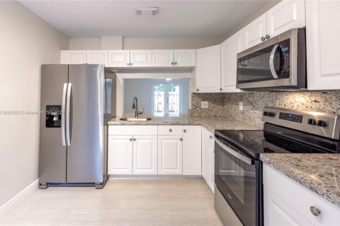 Снять в аренду таунхаус в Майами, Флорида 3 спальни, 134.8м2, № 1956966 - фото 9