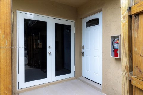 Снять в аренду таунхаус в Майами, Флорида 3 спальни, 134.8м2, № 1956966 - фото 3