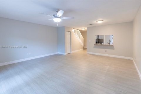 Снять в аренду таунхаус в Майами, Флорида 3 спальни, 134.8м2, № 1956966 - фото 12